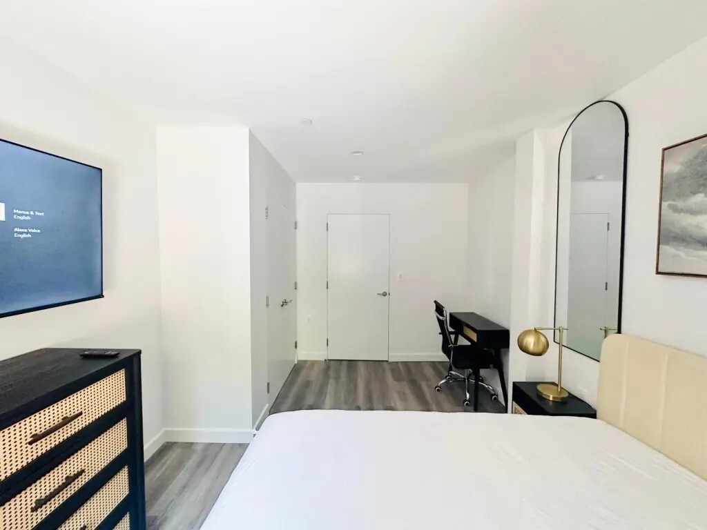 Building Photo - Furnished room/NOT APARTMENT