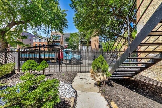 Building Photo - 837 N Marshfield Ave