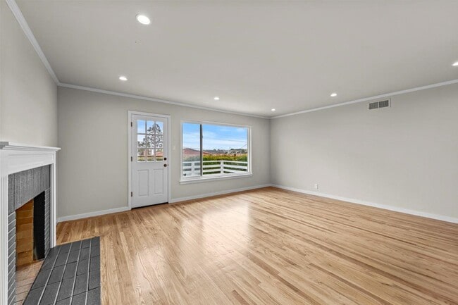 Building Photo - 526 Redwood Ave