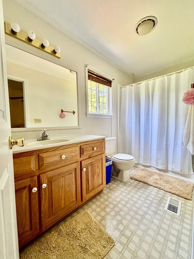 Building Photo - 2 Bedroom, 2 Bathroom Home Available in Ca...