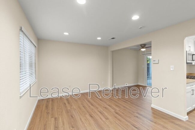 Building Photo - 990 Palm Cir
