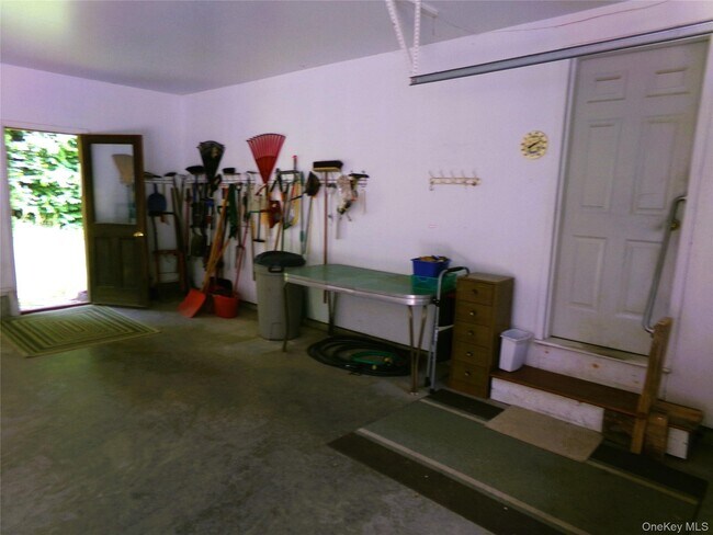 Building Photo - 449 White Schoolhouse Rd