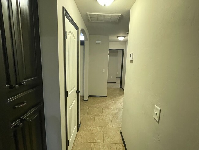 Building Photo - 3 bed 2 bath 2 car in Moore Schools! Great...