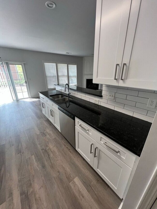 Building Photo - NOW READY!!! 3 bed 2.5 bath townhome in Duluth!