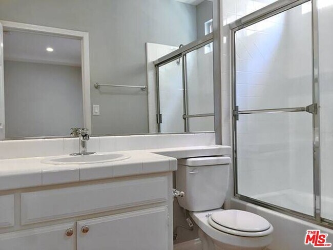 Building Photo - 12712 Moorpark St