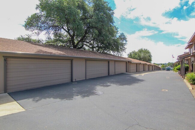 Building Photo - Condo in The Bluffs!