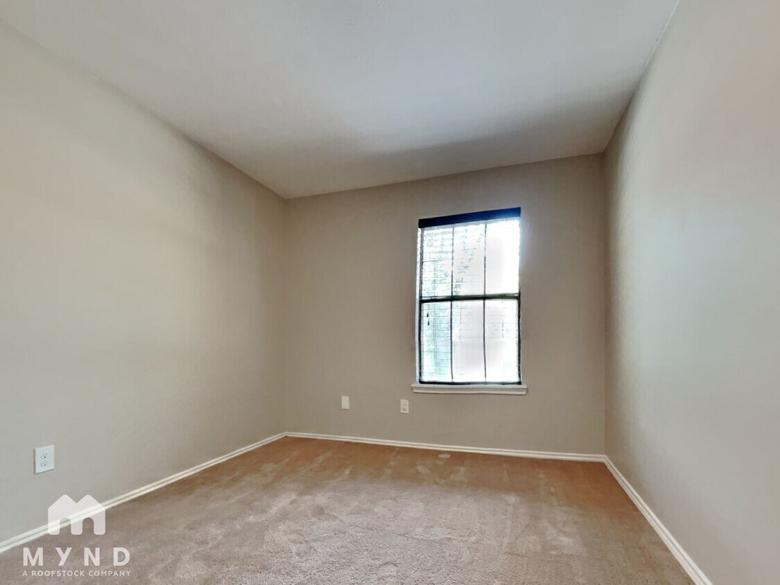 Building Photo - 102 Summer Crest Cir