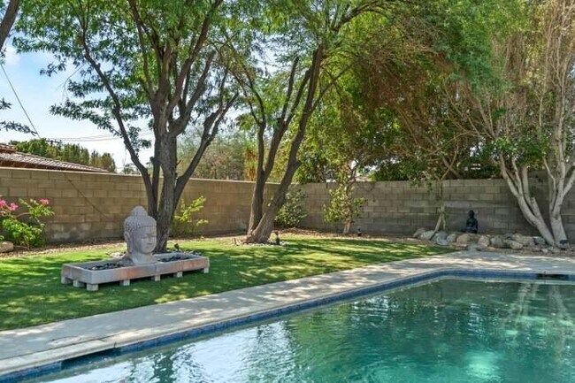 Building Photo - 30620 Pauline Ave