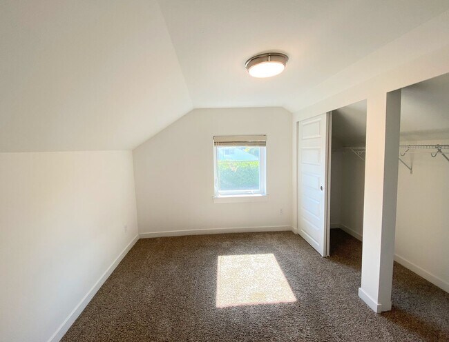 Building Photo - Vintage University Place Four Bedroom
