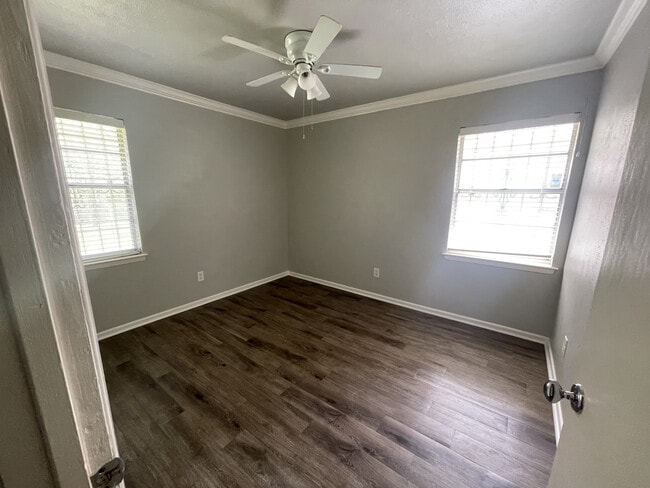 Building Photo - 1534 Harlandale Ave