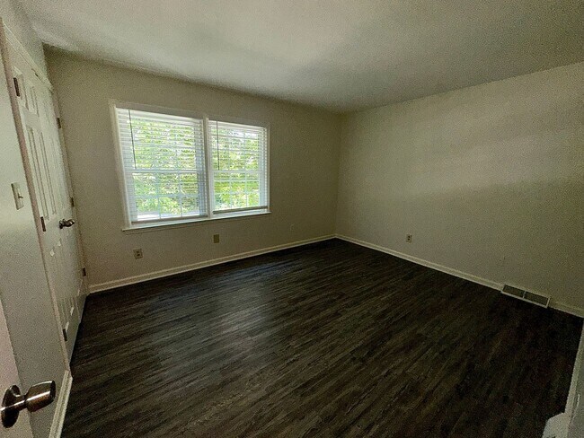 Building Photo - 185 S Eagle Creek Dr