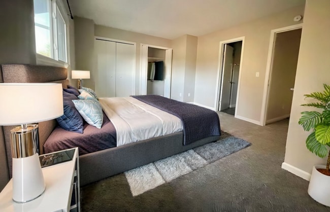 Building Photo - 3 Bed 2 Bath Townhouse, newly renovated! - MOVE IN SPECIAL