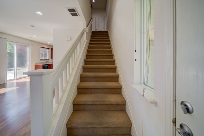 Building Photo - Beautiful 3 Bed/2.5 Bath 2- Story Home