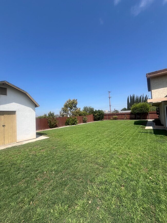 Building Photo - 613 Santa Paula St