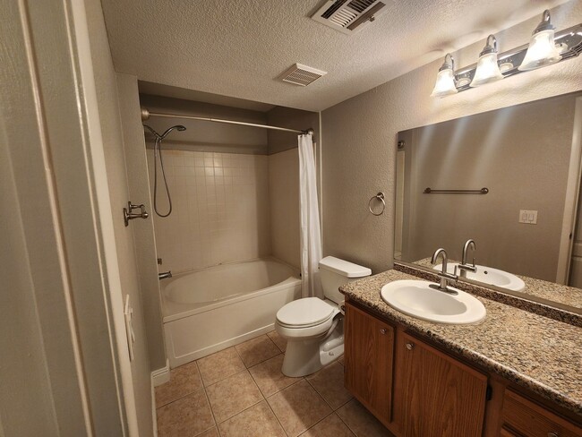 Building Photo - The Perfect One Bedroom, One Bath Condo