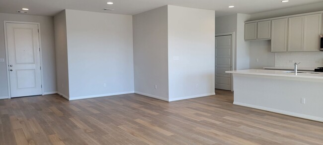 Building Photo - Open Floor Plan, Close to Shopping, Fenced...