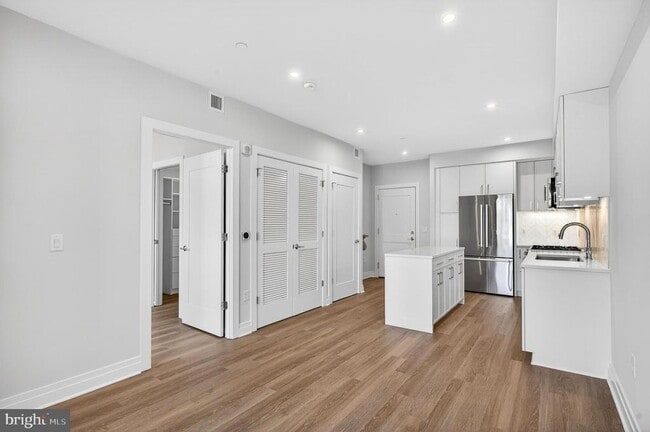 Building Photo - 811 S Columbus St