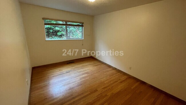 Building Photo - **$500 off** 2BD I 1BA + Parking - SW PDX
