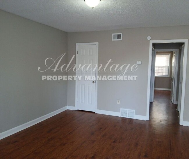 Building Photo - Newly painted 2 bedroom 1 bath duplex - Fr...