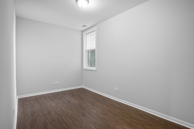 Building Photo - 7722 N Ashland Ave