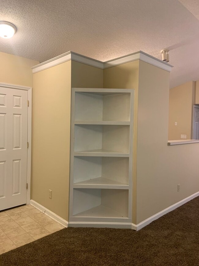 Building Photo - 2 BR Lawndale condo--water included!