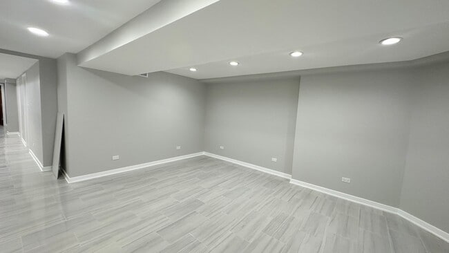 Building Photo - 5848 N Whipple St