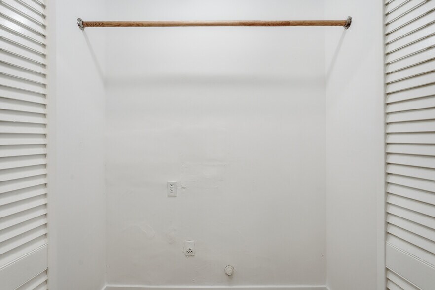 Building Photo - 23723 Aetna St