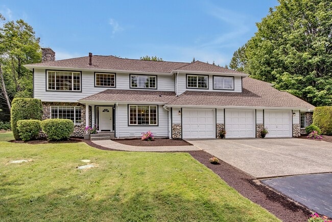 Building Photo - Luxurious 4-Bedroom Family Home Minutes Aw...