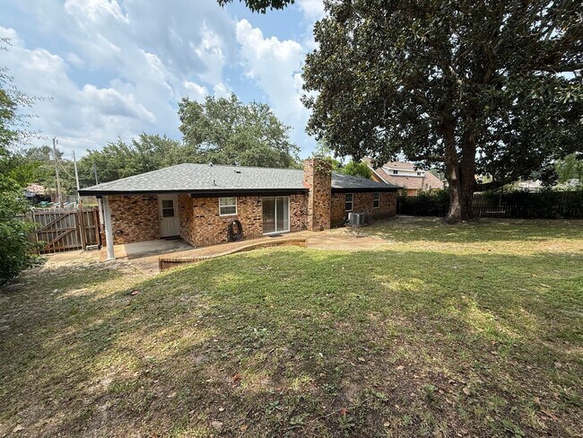 Building Photo - 420 Dolphin St