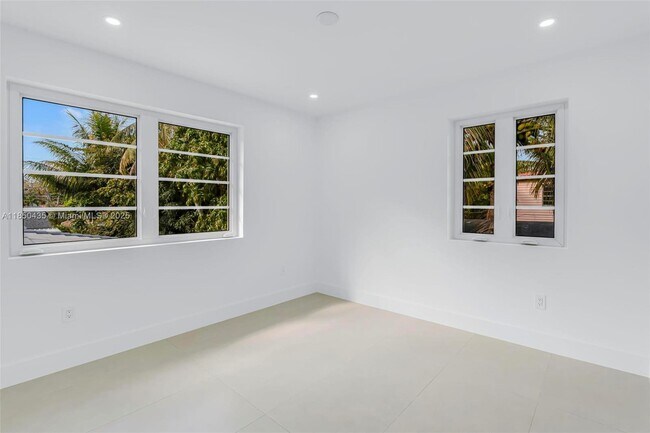 Building Photo - 524 NE 65th St