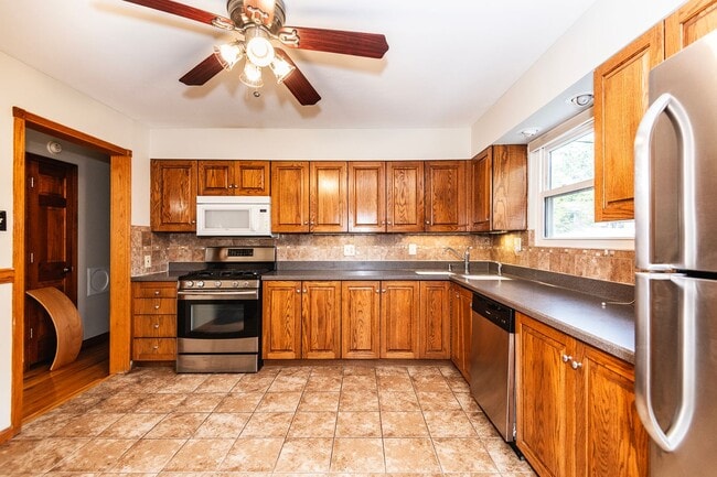 Building Photo - Spacious 4-Bed, 2.5-Bath Split-Level Home