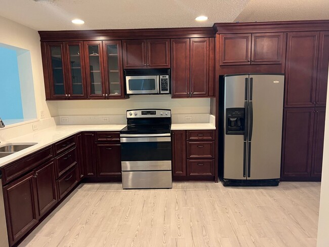 Building Photo - 3948 Meadowview Dr N