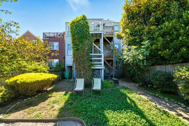 Building Photo - 438 30th St