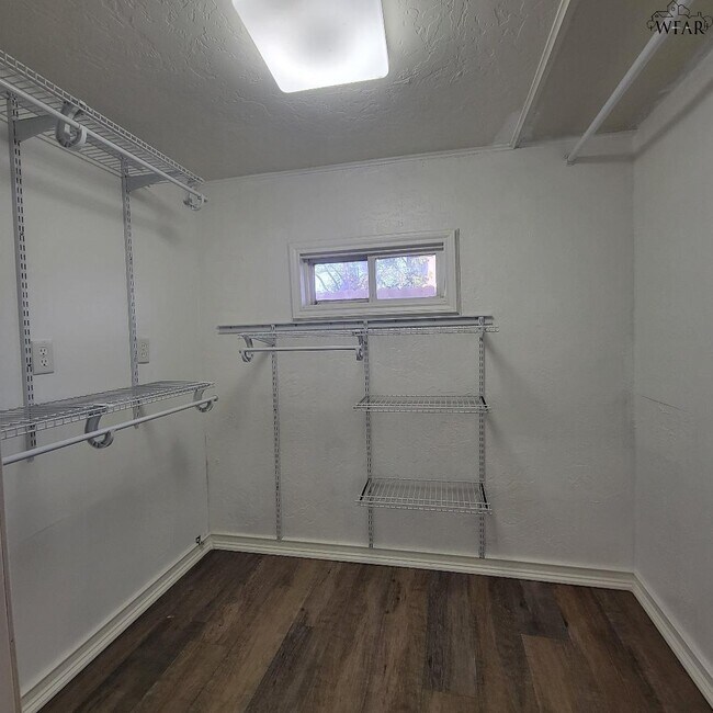 Building Photo - 4444 Phillips Dr