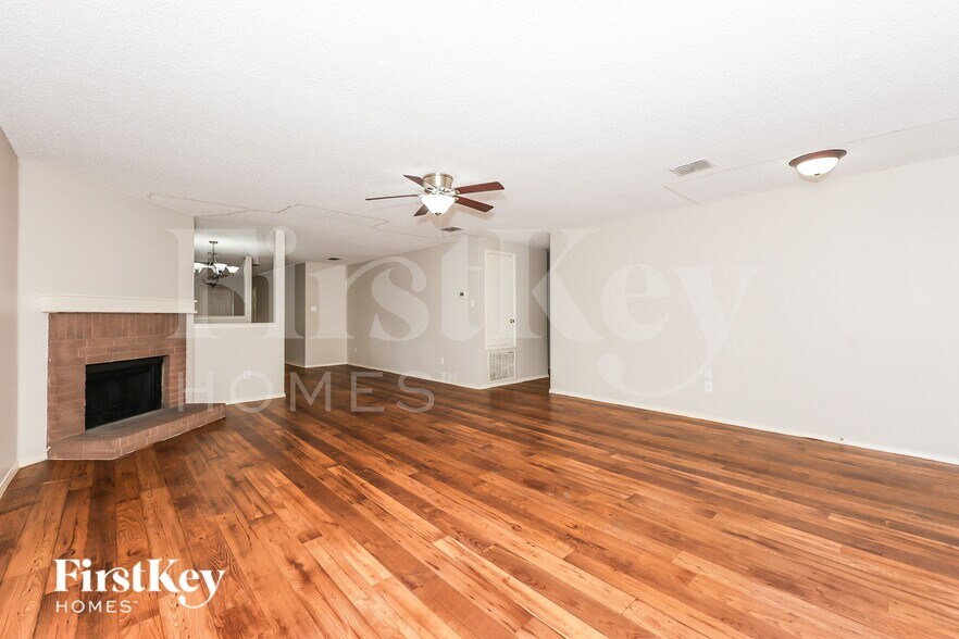 Building Photo - 614 Silvertop Rd