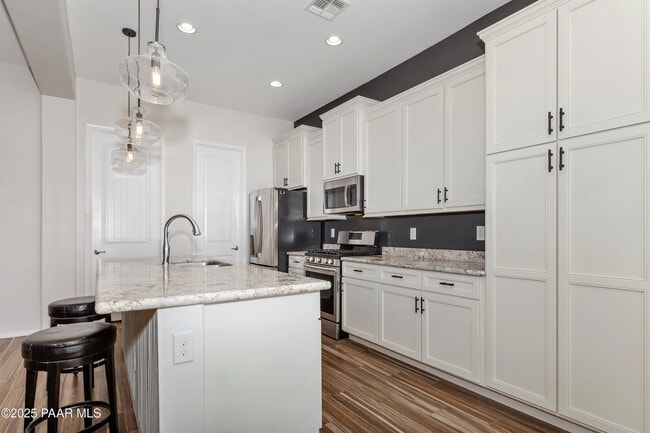 Building Photo - 800 N Morales St