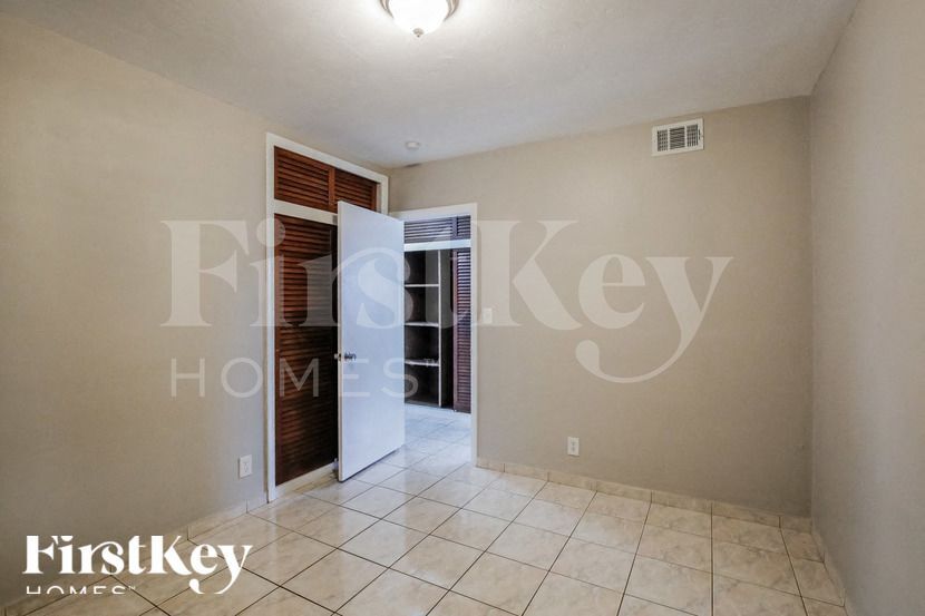 Building Photo - 621 SW 69th Terrace
