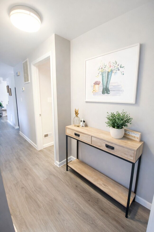 Building Photo - 11423-11425 5 Cedars Rd