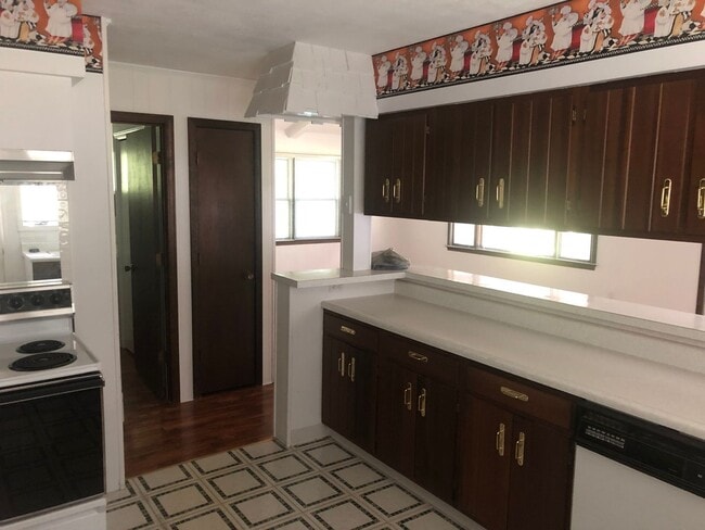 Building Photo - Quaint 2 bedroom perched atop 1.7 wooded a...