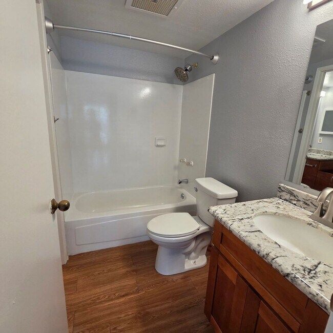 Building Photo - Downstair 2/1.5 Condo in South Kihei