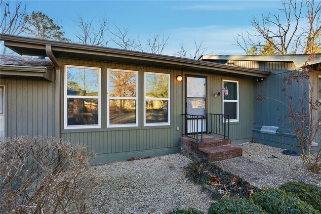 Building Photo - 10 Dogwood Dr