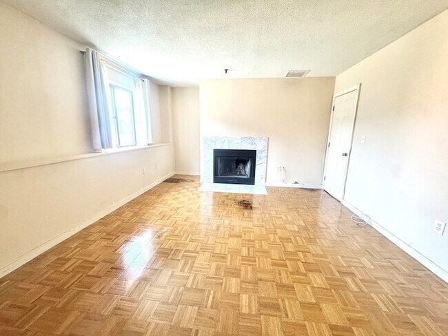 Building Photo - 147 Kelton St