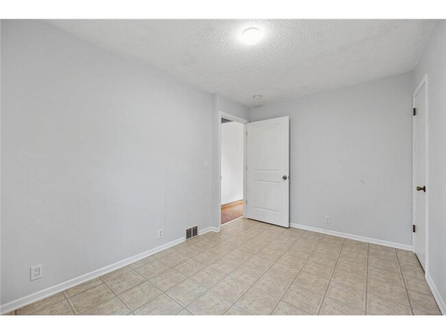 Building Photo - 50% Off January Rent! 4 Bed - 2 Bath Brook...