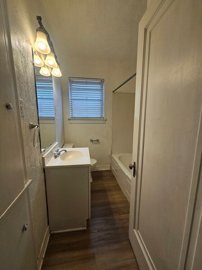 Building Photo - (2) Bed/(1) Bath Avail NOW! Hardwood Floors!
