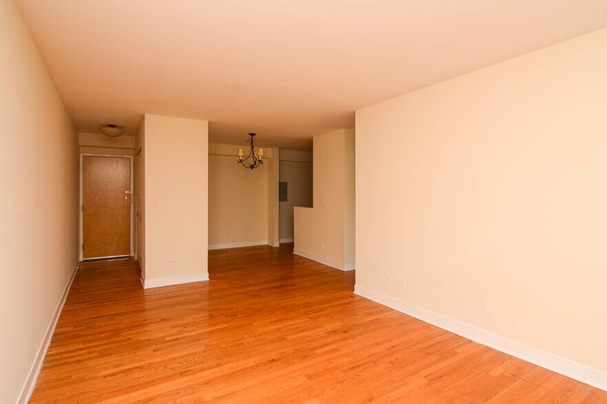 Building Photo - 675 W Wrightwood Ave