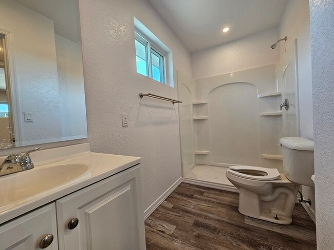 Building Photo - Completely Updated 1 bed 1 bath with yard