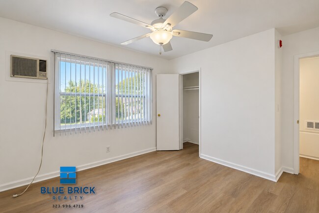 Building Photo - 12805 Vanowen St
