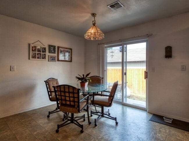 Building Photo - 1365 SW Sun Glo Dr