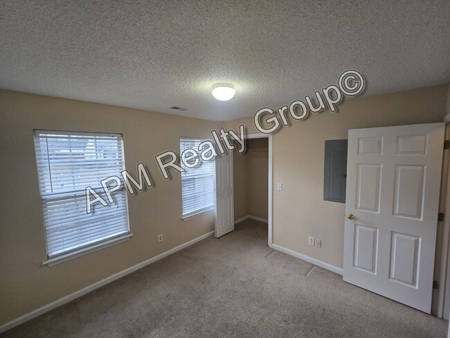 Building Photo - Two bedroom patio home