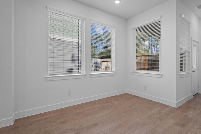 Building Photo - 120 Red Cascade Trl